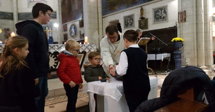 scène de baptême à l'église de saint clement de la place