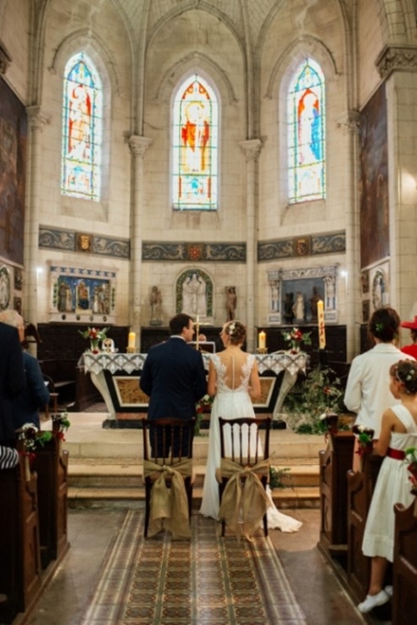 scène de mariage d'un mariage à l'église de saint clément de la place