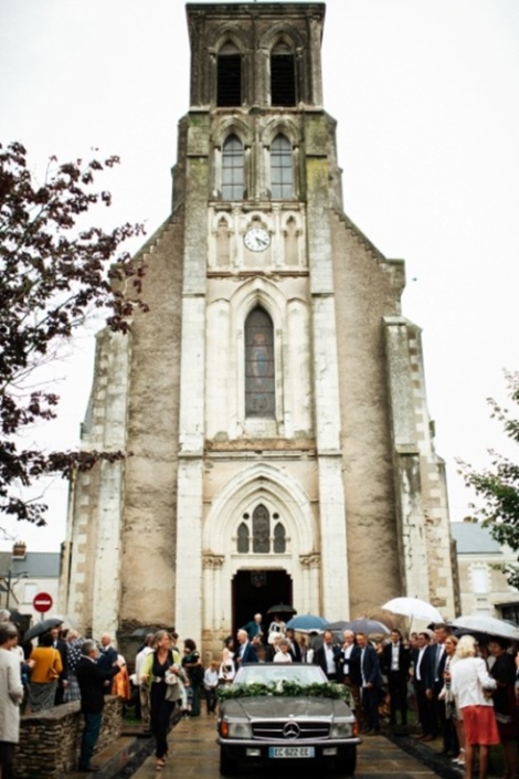 scène de mariage vue extérieure d'un mariage à l'église de saint clément de la place
