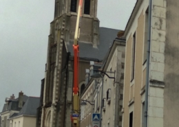grue devant l'église de saint clément pour installer un filet de sécurité