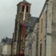 grue devant l'église de saint clément pour installer un filet de sécurité