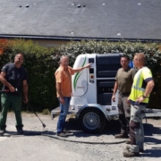 L'équipe des espaces verts de saint clément autour de la machine à désherber à l'eau chaude