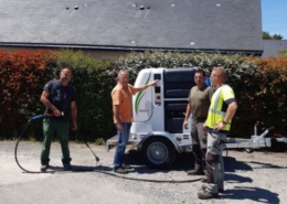 L'équipe des espaces verts de saint clément autour de la machine à désherber à l'eau chaude