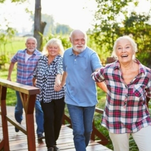 des personnes agees souriantes se tiennent la main