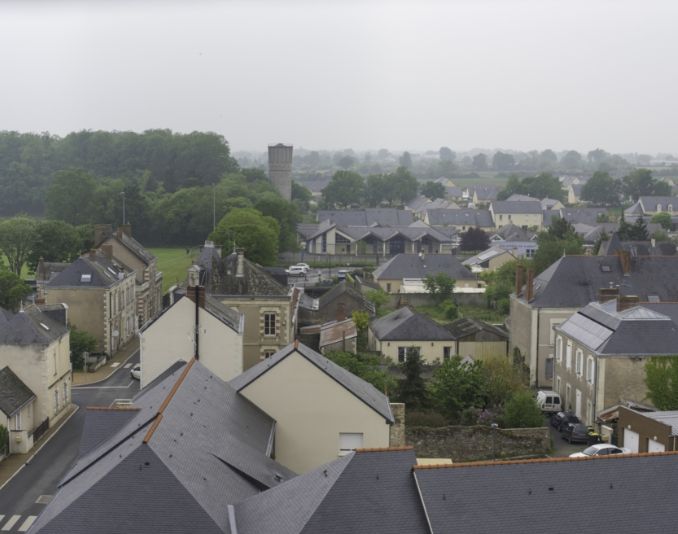 Vue aérienne sur le village avec l'école et le château d'eau