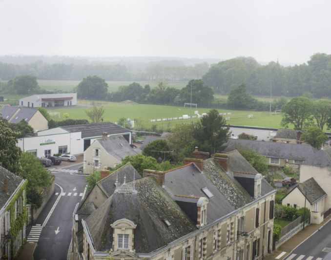 Vue aérienne sur le village et le terrain de football